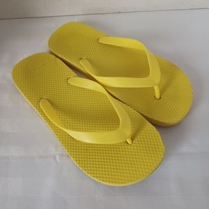 Yellow plastic flip flop size 8